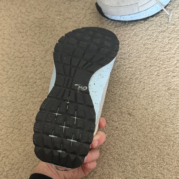 Nike Men's Light Gray Athletic Shoes - Picture 4 of 6